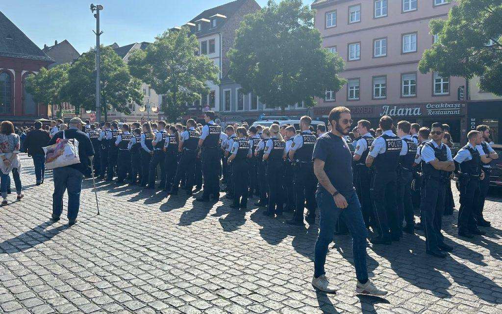 (FOTO) MANNHEIM SE OPRAŠTA OD UBIJENOG POLICAJCA: Više tisuća ljudi uz policajce odalo počast stradalom Rouvenu L. (29) Skup u Mannheimu