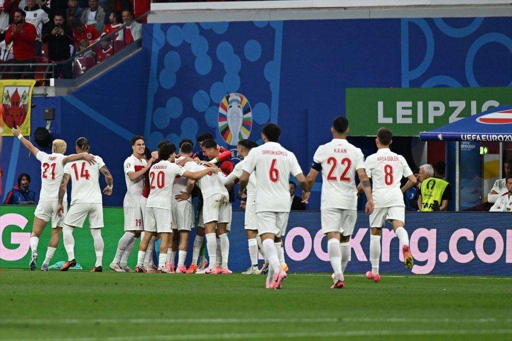 PORAZ AUSTRIJE U LEIPZIGU: Turski vratar fenomenalnom obranom u zadnjim sekundama odveo Tursku u četvrtfinale Slavlje turskih igrača nakon pogotka u utakmici protiv Austrije / Foto: Anadolu