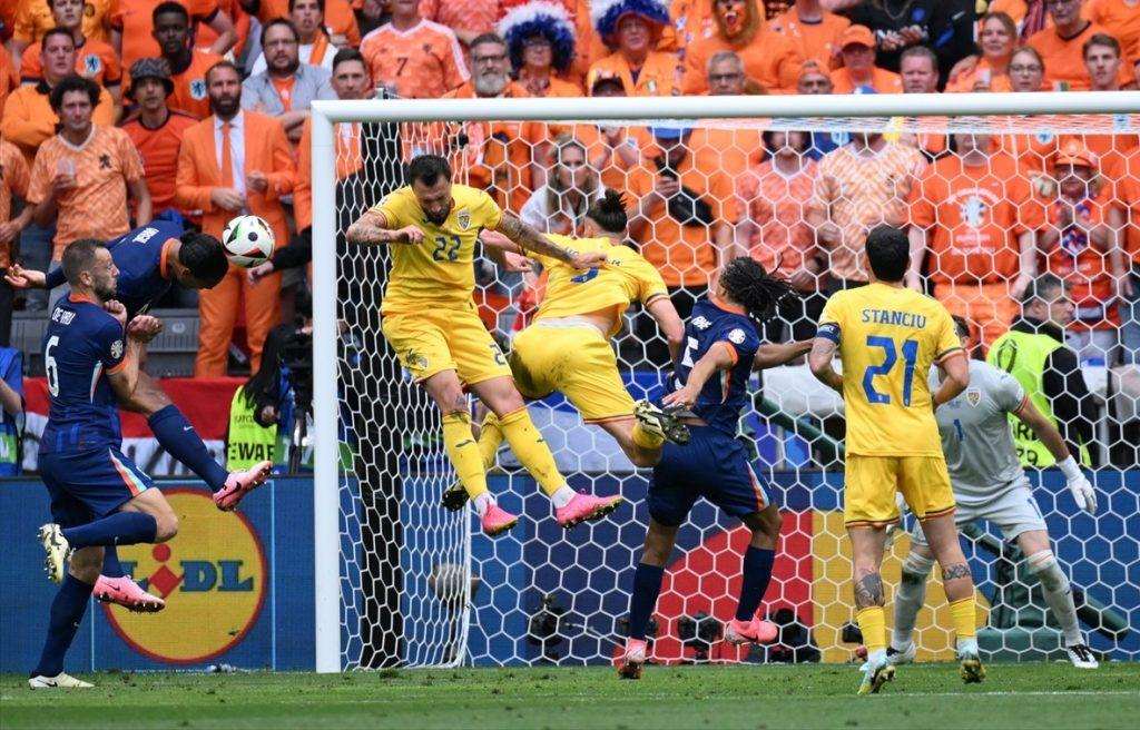 RAZIGRANA NIZOZEMSKA S 3:0 PREGAZILA RUMUNJSKU: Pobjeda Oranja za plasman u četvrtfinale je mogla biti još izraženija Detalj s utakmice Nizozemska - Rumunjska / Foto: Anadolu