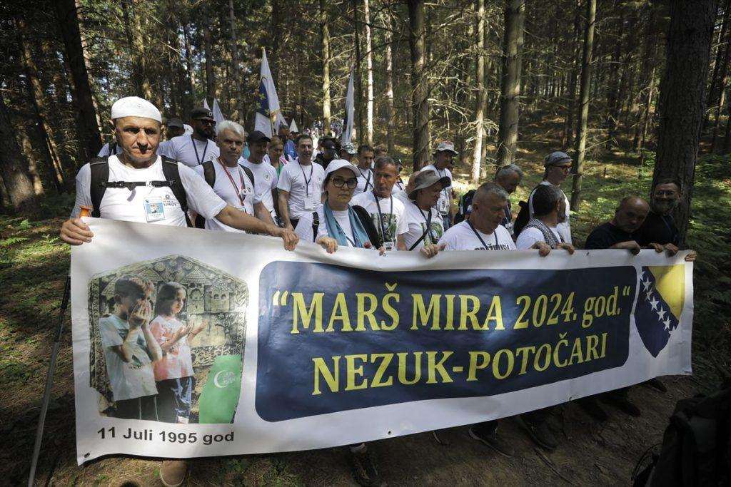 OBILJEŽAVANJE 29. GODIŠNJICE GENOCIDA: Oko 5.000 sudionika "Marša mira" krenulo ka Srebrenici Sudionici Marša mira za Srebrenicu / Foto: Anadolu