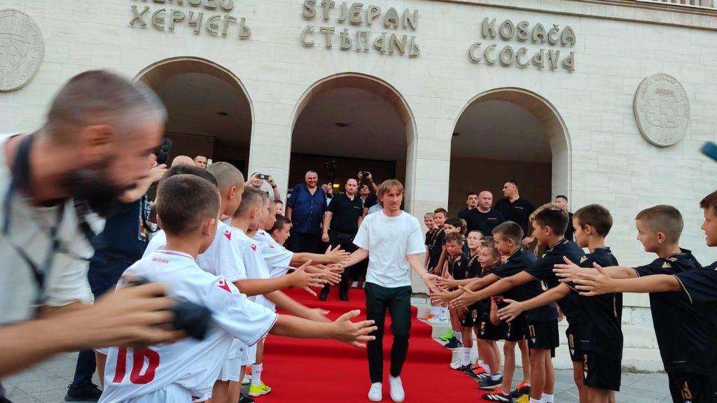 PONOSAN ŠTO JE IGRAO ZA ZRINJSKI: Luka Modrić u Mostaru na premijeri filma o Hrvatskom športskom klubu Zrinjski Luka Modrić sa najmlađim navijačima Zrinskog / Foto: Fenix (Zoran K.)