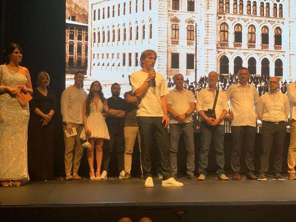 PONOSAN ŠTO JE IGRAO ZA ZRINJSKI: Luka Modrić u Mostaru na premijeri filma o Hrvatskom športskom klubu Zrinjski Luka Modrić u Mostaru na promociji dokumentarnog filma ‘Priča o ponosu’ / Foto: Fenix (Zoran K.)