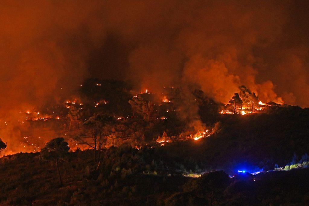 POŽAR U TUČEPIMA I PODGORI SIJAO STRAH: Obranjene kuće u Podgora Selu iz kojih su evakuirani stanovnici, u Skradinu još uvijek teško Požar u Tučepima i Podgori / Foto: Hina