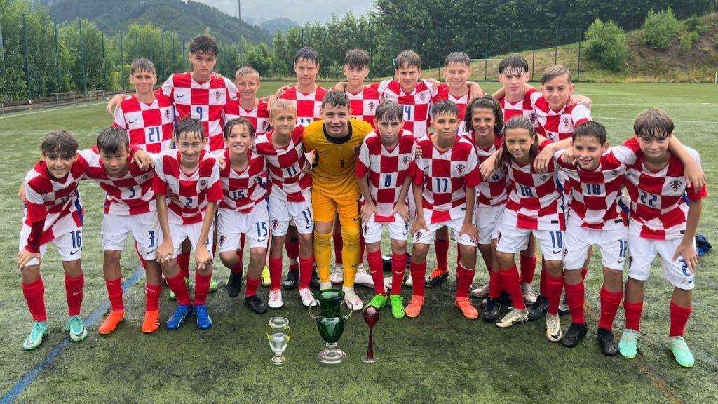 VELIKI USPJEH „MALIH VATRENIH“ IZ NJEMAČKE: U-14 izabrana vrsta Hrvata iz Njemačke pobjednik Schwarzwald Cupa Pobjednička momčad U-14 Hrvata iz Njemačke na Schwarzwald Cupu 2024. / Foto: Fenix (SIM)