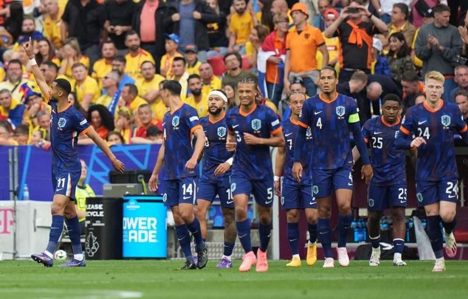 RAZIGRANA NIZOZEMSKA S 3:0 PREGAZILA RUMUNJSKU: Pobjeda Oranja za plasman u četvrtfinale je mogla biti još izraženija Slavlje igrača Nizozemske / Foto: Anadolu