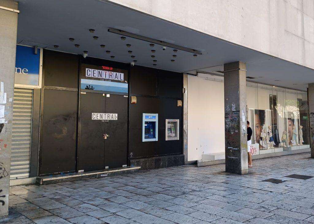 KBC SPLIT: Zaprimljene 24 osobe ozlijeđene prilikom pada stakla ispred noćnog kluba Ulaz u noćni klub na Trgu Gaje Bulata u Splitu / Foto: Hina