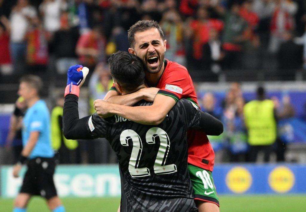 FRANKFURT: Izjave izbornika i igrača nakon utakmice Portugal - Slovenija Vratar Costa u zagrljaju igrača Portugala / Foto: Anadolu