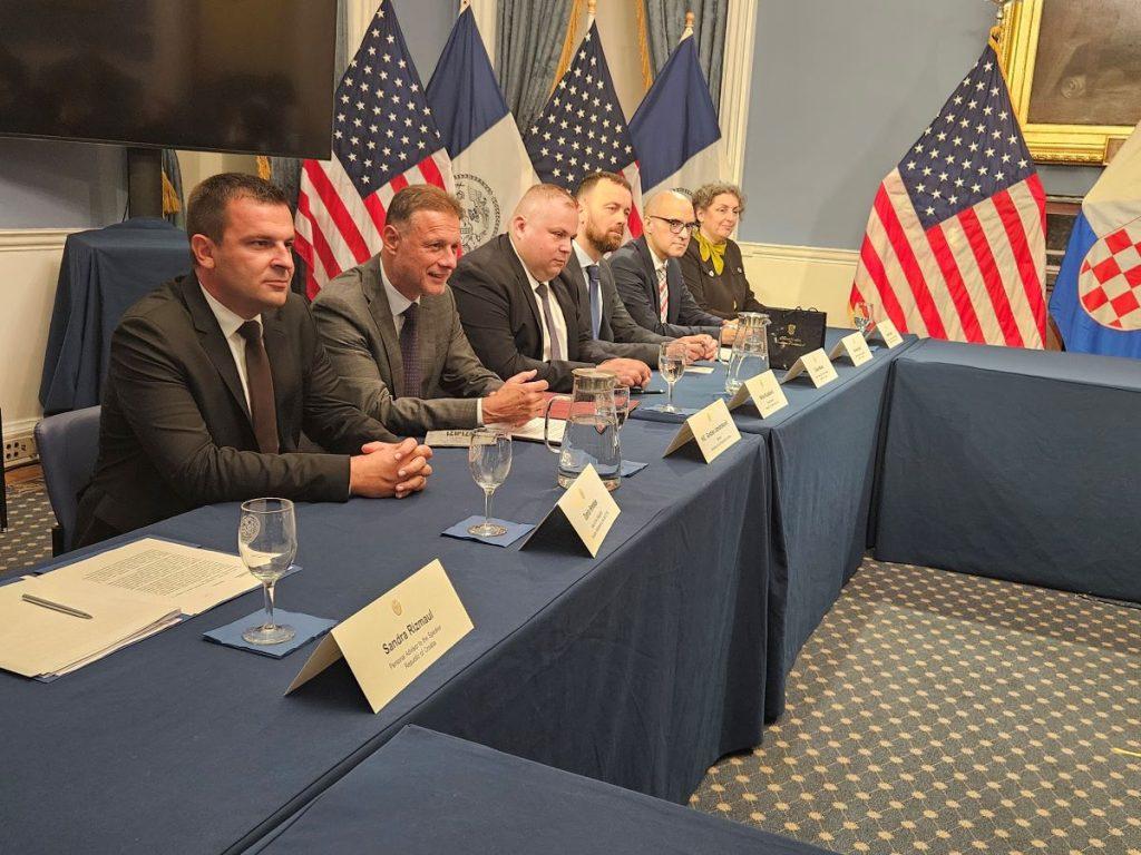 JANDROKOVIĆ SE SUSREO S GRADONAČELNIKOM NEW YORKA KOJI JE PORUČIO: Hrvati su sposobni i vrijedni ljudi JANDROKOVIĆ SE SUSREO S GRADONAČELNIKOM NEW YORKA KOJI JE PORUČIO: Hrvati su sposobni i vrijedni ljudi