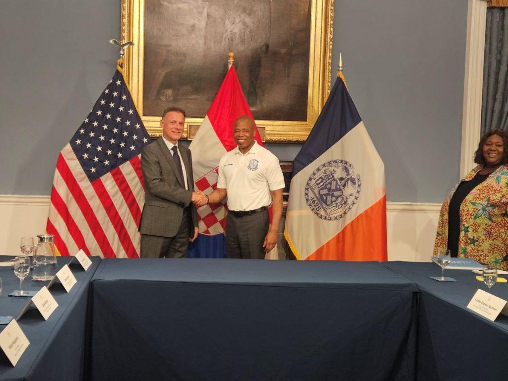 JANDROKOVIĆ SE SUSREO S GRADONAČELNIKOM NEW YORKA KOJI JE PORUČIO: Hrvati su sposobni i vrijedni ljudi JANDROKOVIĆ SE SUSREO S GRADONAČELNIKOM NEW YORKA KOJI JE PORUČIO: Hrvati su sposobni i vrijedni ljudi