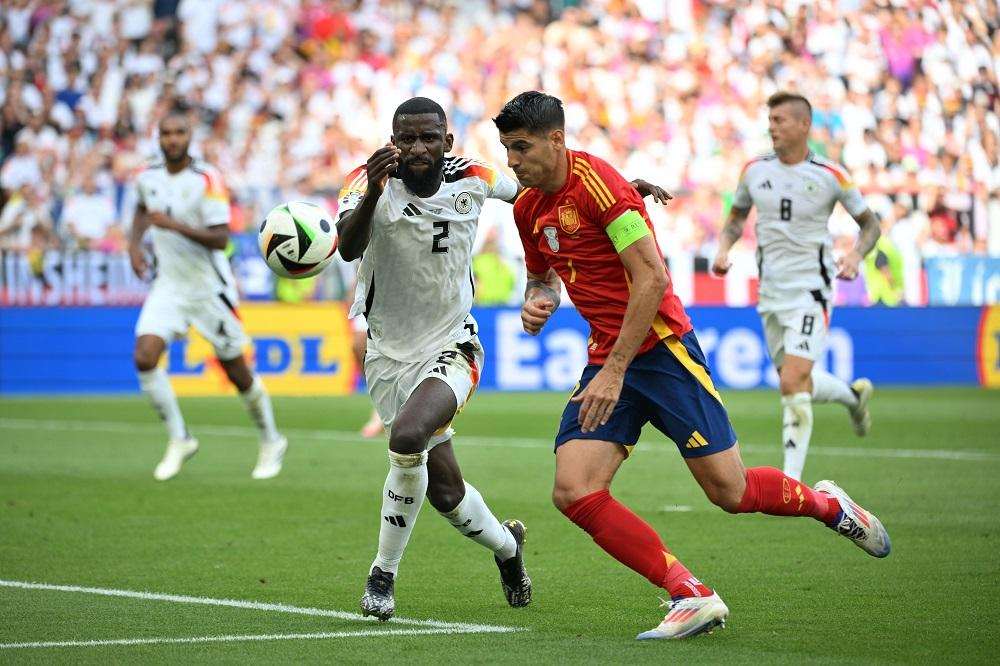 LUDNICA U ČETVRTFINALU IZMEĐU ŠPANJOLSKE I NJEMAČKE: Nakon produžetka Španjolska u zadnjim minutama otišla u polufinale i izbacila Njemačku Antonio Rudiger (2) iz Njemačke u borbi protiv Alvara Morate (7) iz Španjolske / Foto: Anadolu