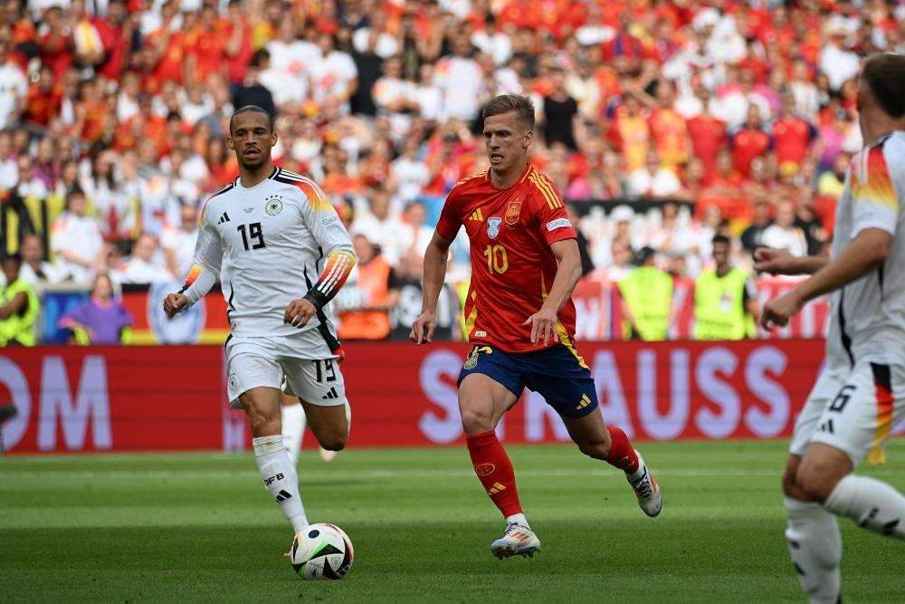 LUDNICA U ČETVRTFINALU IZMEĐU ŠPANJOLSKE I NJEMAČKE: Nakon produžetka Španjolska u zadnjim minutama otišla u polufinale i izbacila Njemačku Dani Olmo (10) iz Španjolske i Leroy Sane (19) iz Njemačke / Foto: Anadolu