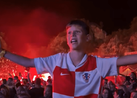 „KAKVA EMOCIJA !“: Otkrivamo tko je dječak koji u videu s koncerta u Imotskom u zanosu pjeva Thompsonove pjesme Franjo Prtenjača sav u zanosu pjeva Thompsonove pjesme / Foto: Fenix (Sandra Graf)