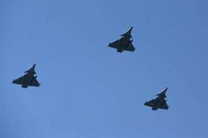 Borbeni zrakoplovi Rafale na nebu iznad Knina / Foto: Hina