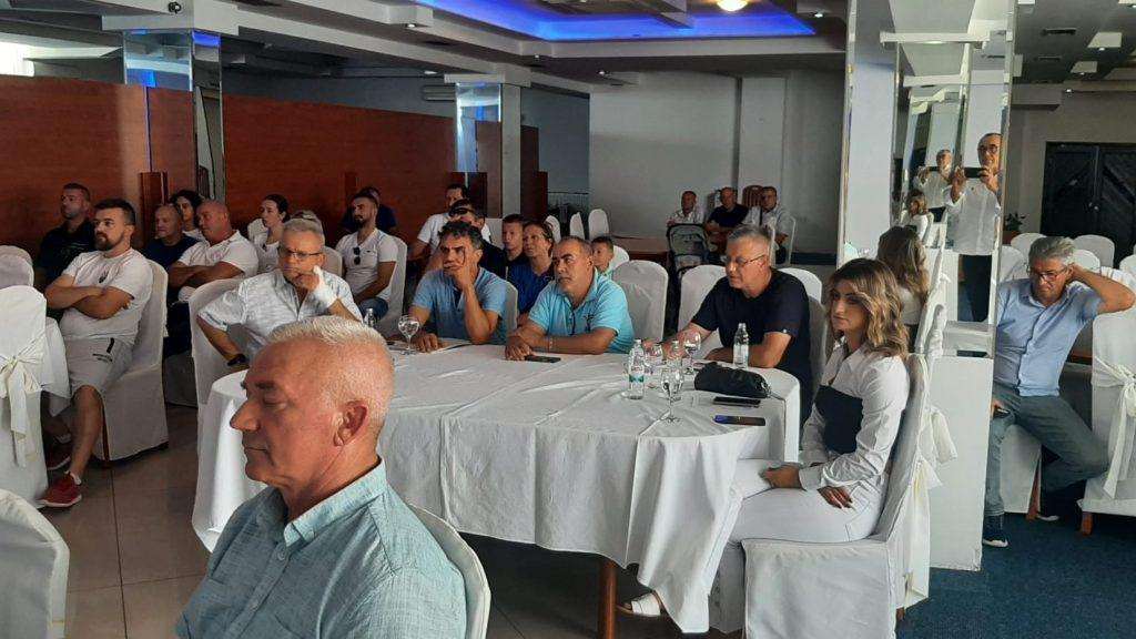 I HRVATSKI ISELJENICI PODRŽALI INICIJETIVU O ZAŠTITI RODNOG KRAJA OD DEVASTACIJE: "5 do 12 za očuvanje buškoblatskog i zavelimskog kraja“ od vjetroelektrana i solara Sastanak Inicijative "Stop vjetrenjačama u buškoblatskom i zavelimskom kraju" / Foto: Fenix (SIM)