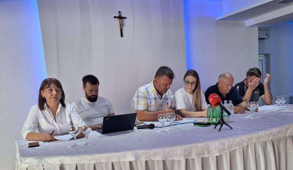 I HRVATSKI ISELJENICI PODRŽALI INICIJETIVU O ZAŠTITI RODNOG KRAJA OD DEVASTACIJE: "5 do 12 za očuvanje buškoblatskog i zavelimskog kraja“ od vjetroelektrana i solara Sastanak Inicijative "Stop vjetrenjačama u buškoblatskom i zavelimskom kraju" / Foto: Fenix (SIM)