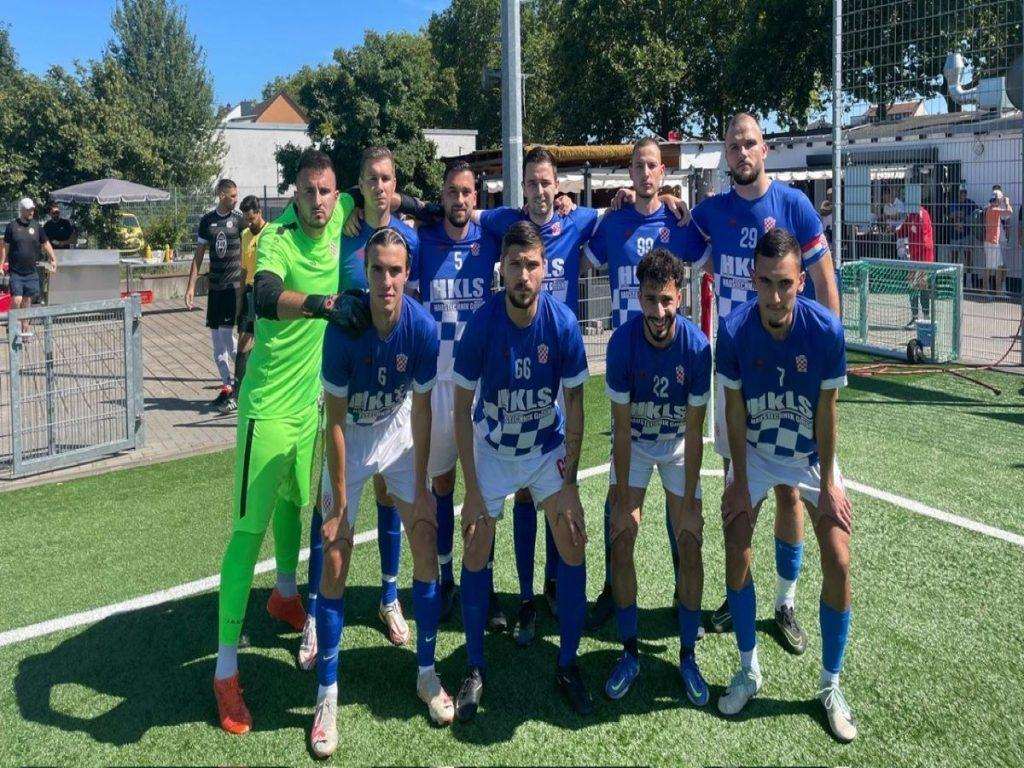 PORAZ U GOSTIMA: Mladost, neuigranost i neiskustvo Croatije Frankfurt rezultiralo nezasluženim visokim porazom Momčad Croatije Frankfurt pred gostovanje u F-Gressheimu / Foto: Fenix (S. Konta)