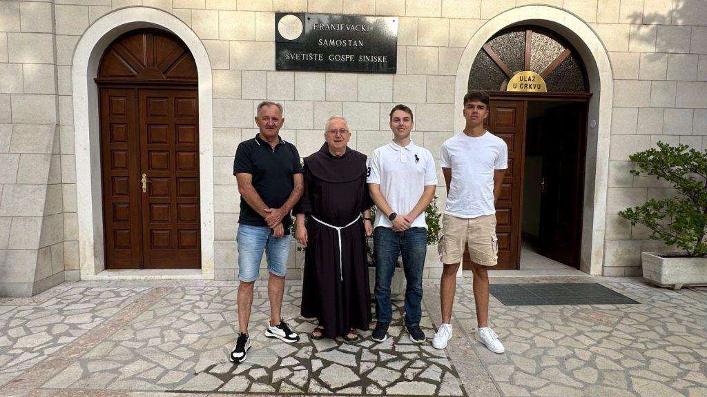 GVARDIJAN FRA MARINKO VUKMAN: Ovogodišnji blagdan Velike Gospe crkva Čudotvorne Gospe Sinjske dočekuje s titulom papinske manje bazilike Fra Marinko Vukma sa hrvatskim iseljenicima / Foto: Fenix (SIM)