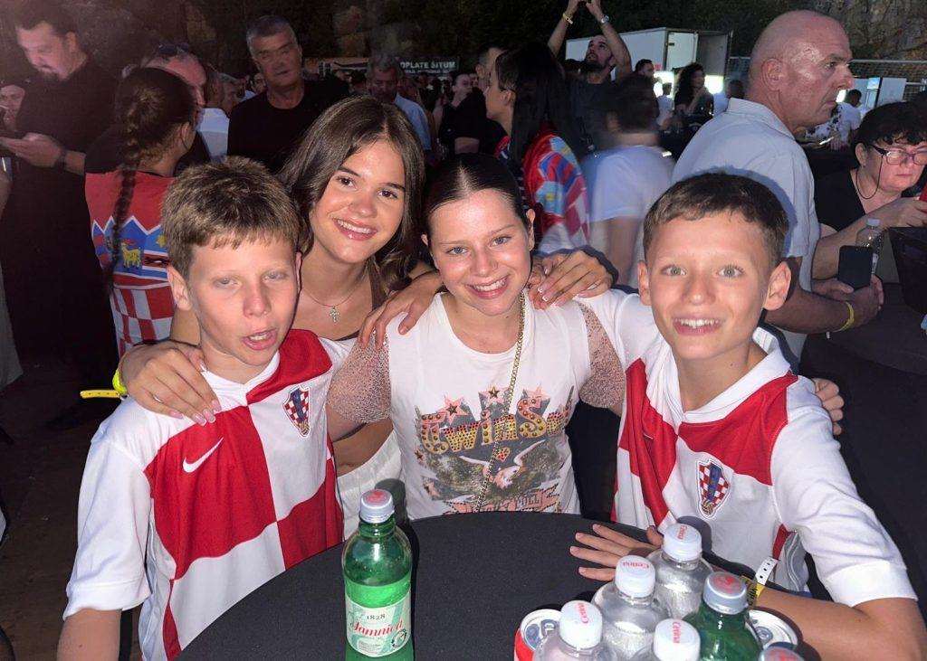 „KAKVA EMOCIJA !“: Otkrivamo tko je dječak koji u videu s koncerta u Imotskom u zanosu pjeva Thompsonove pjesme Franjo, Isidora, rodica i Leopold Prtenjača / Foto: Fenix (SIM)