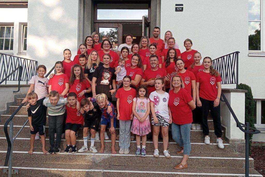 HRVATI U BREMENU: Pjesmom i plesom čuvaju hrvatski identitet, jezik i kulturu Hrvati u Bremenu pjesmom i plesom čuvaju identitet / Foto: Hina