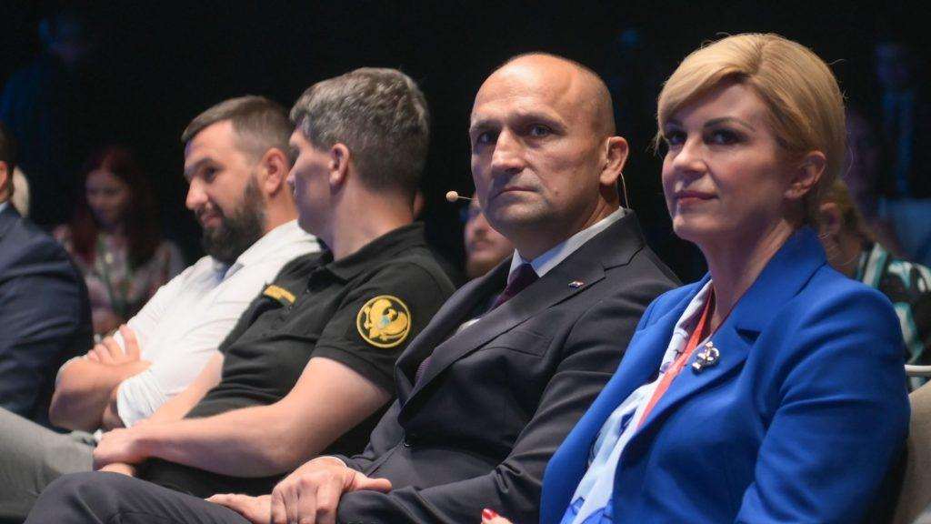 NAKON KUPNJE HIMARS-a MINISTAR ANUŠIĆ PORUČIO: Nastavit ćemo sa modernizacijom hrvatske vojske Hrvatski ministar obrane Ivan Anušić i Kolinda Grabar Kitarović na globalnoj sigurnosnoj konferenciji, GLOBSEC Forumu u Pragu / Foto: Hina
