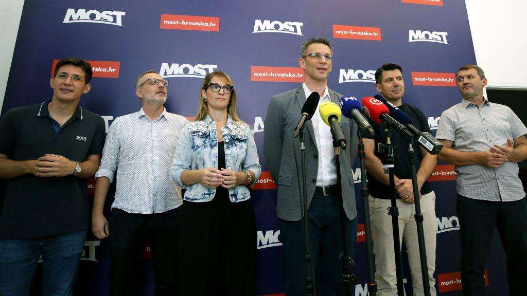 KOORDINATORICA MOSTA ZA DEMOGRAFIJU: Demografska revitalizacija Hrvatske, ali i cijele Zapadne Europe, pitanje broj jedan za opstanak Na fotografiji Zvonimir Troskot, Marko Sladoljev, Petra Mandić, Božo Petrov, Nikola Grmoja, Ivica Ledenko / Foto: Hina