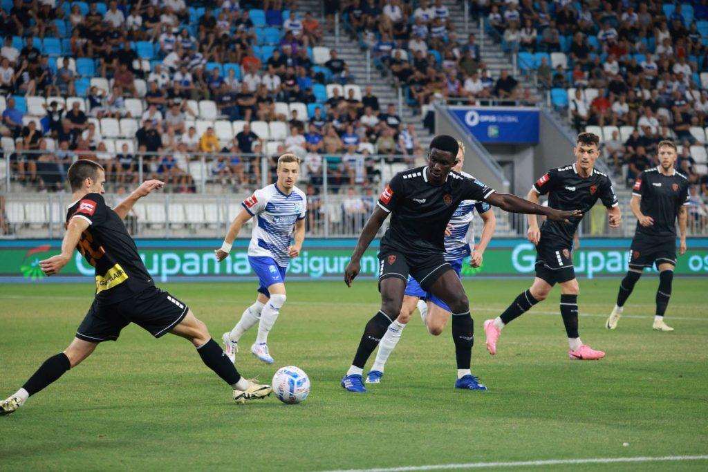 IZNENAĐENJE NA OPUS ARENI: Šibenčani s 2:1 slavili protiv Osijeka Detalj s utakmice Osijek - Šibenik / Foto: Hina