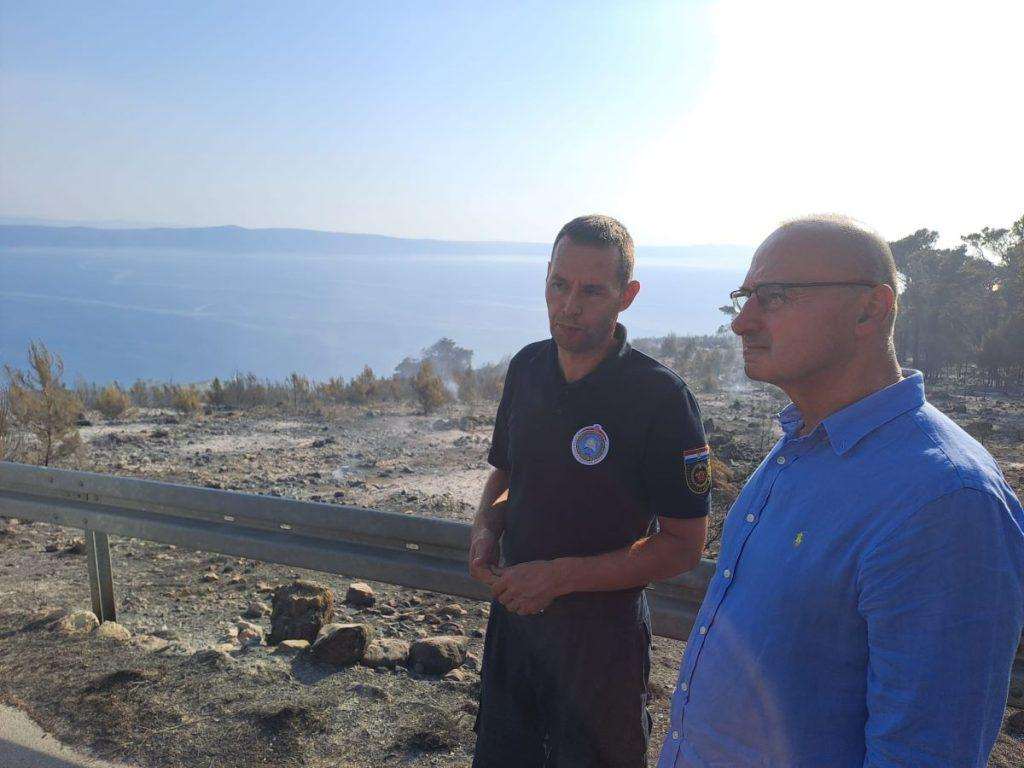 VATROGASCI HEROJI: Ministar poručio - Hvala hrabrim vatrogascima koji danima nadljudskim naporima brane Biokovo, Tučepi, Podgoru i okolna mjesta Ministar Gordan Grlić Radman na požarištu/ Foto: Facebook