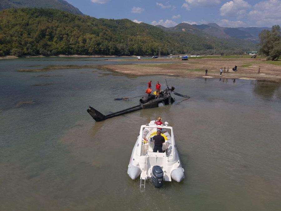PAO U SRIJEDU: Helikopter Oružanih snaga BiH izvučen iz Jablaničkog jezera Helikopter OS BiH izvučen iz Jablaničkog jezera / Foto: Anadolu