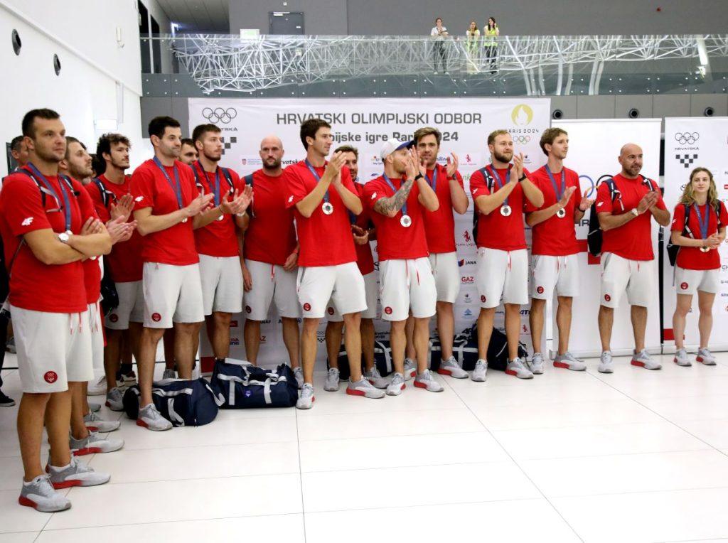 PONOSNI NA NJIH: Hrvatskim olimpijcima, predvođenim "srebrnim" vaterpolistima priređen doček Doček hrvatskih olimpijaca u zagrebačkoj zračnoj luci / Foto: Hina