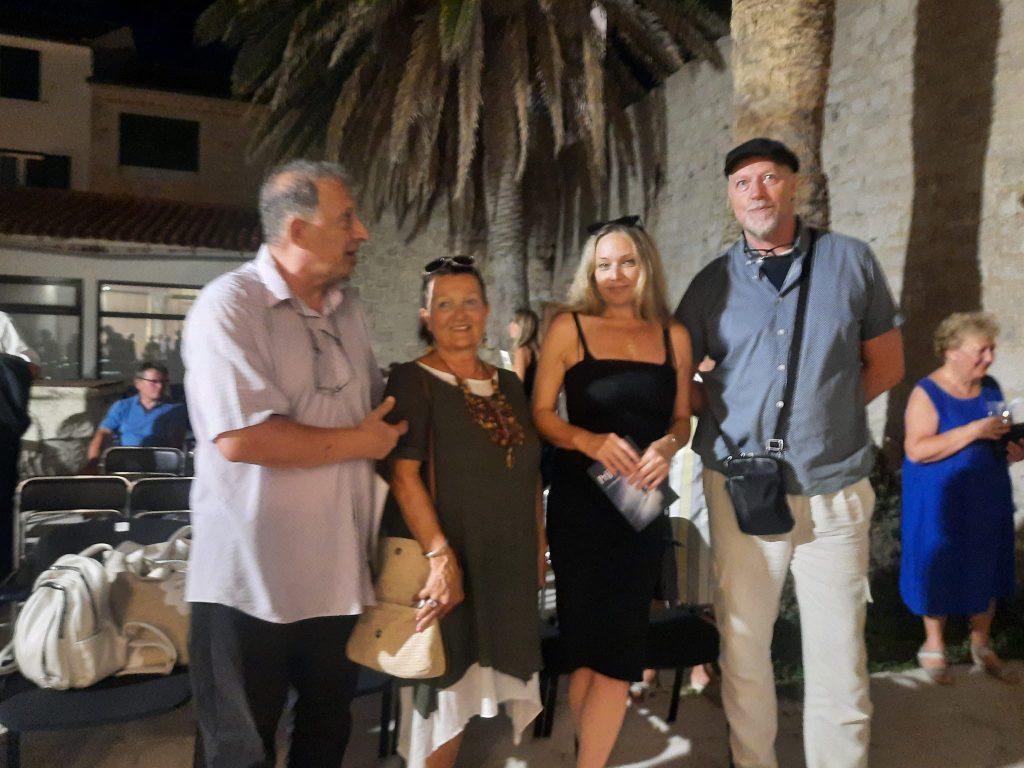 POD PAŠKIM NEBOM, U KNEŽEVU DVORU: Pjesnici iz hrvatskog iseljeništva otkrili što ih povezuje Pjesnička večer u Kneževu dvoru u Pagu / Foto: Fenix (MD)