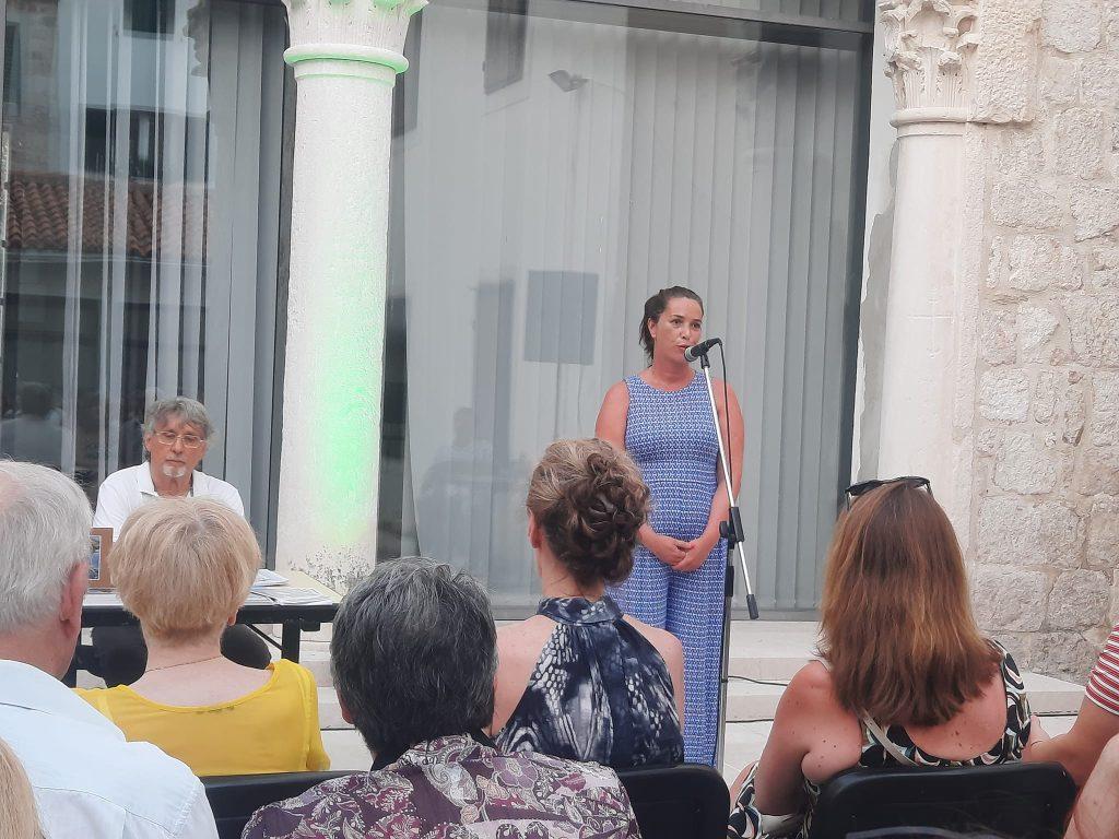 POD PAŠKIM NEBOM, U KNEŽEVU DVORU: Pjesnici iz hrvatskog iseljeništva otkrili što ih povezuje Savjetnica s posebnim položajem za pitanja hrvatskog iseljeništva u uredu Središnjeg državnog ureda za Hrvate izvan Republike Hrvatske Croatiana Gregurić / Foto: Fenix (MD)