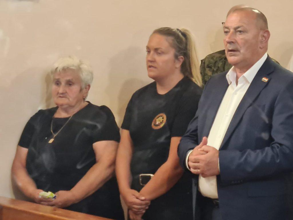 MNOGI SU U RADOVINU I ZAPLAKALI: Stipan Dundović je bio mlad, 23-godišnjak, pun snova i nade, ali nije se nimalo dvoumio u trenutku kada ga je njegova zemlja zvala Anka Dundović s na sv. misi za svog sina pok. Stipana Dundovića i ministar Tomo Medved / Foto: Fenix (Pave Dokoza)