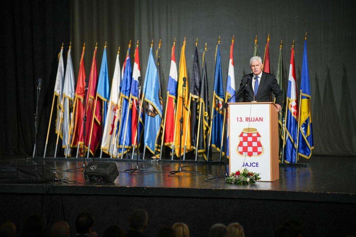 Predsjednik Hrvatskog narodnog sabora BIH govori za obljetnicu u Jajcu / Foto: Fenix (HNS BiH) 