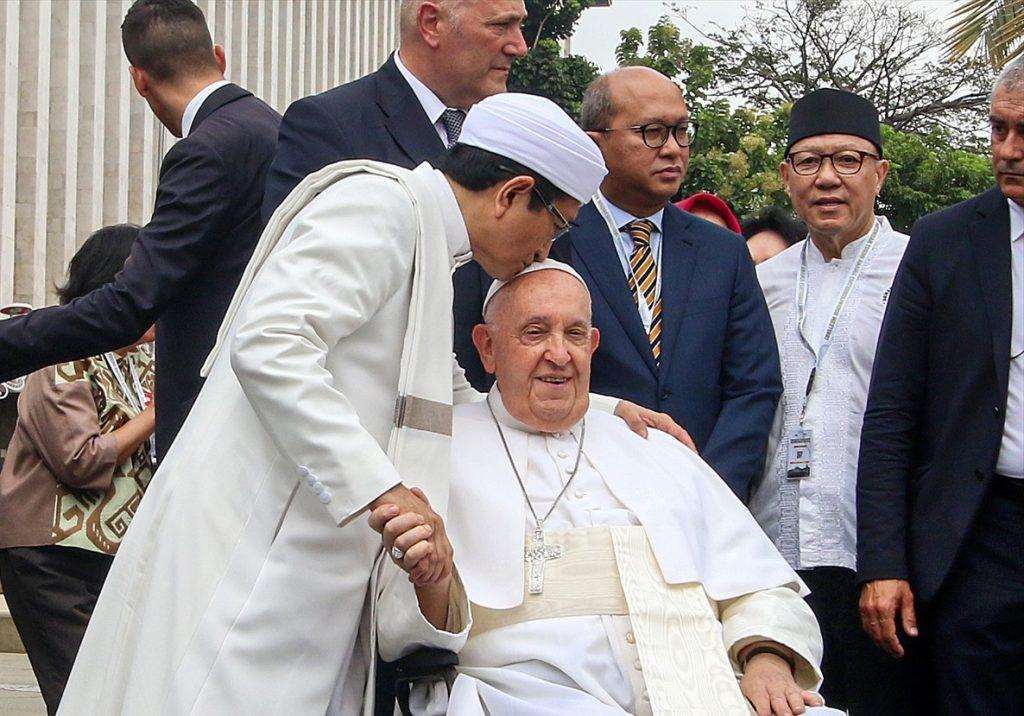 NEVJEROJATNE SCENE IZ JAKARTE: Papa Franjo je prilikom posjeta džamiji u Jakarti poljubio ruku imamu, on je njega poljubio u čelo Glavni imam džamije Nasaruddin Omer ljubi papu Franju u čelo / Foto: Anadolu