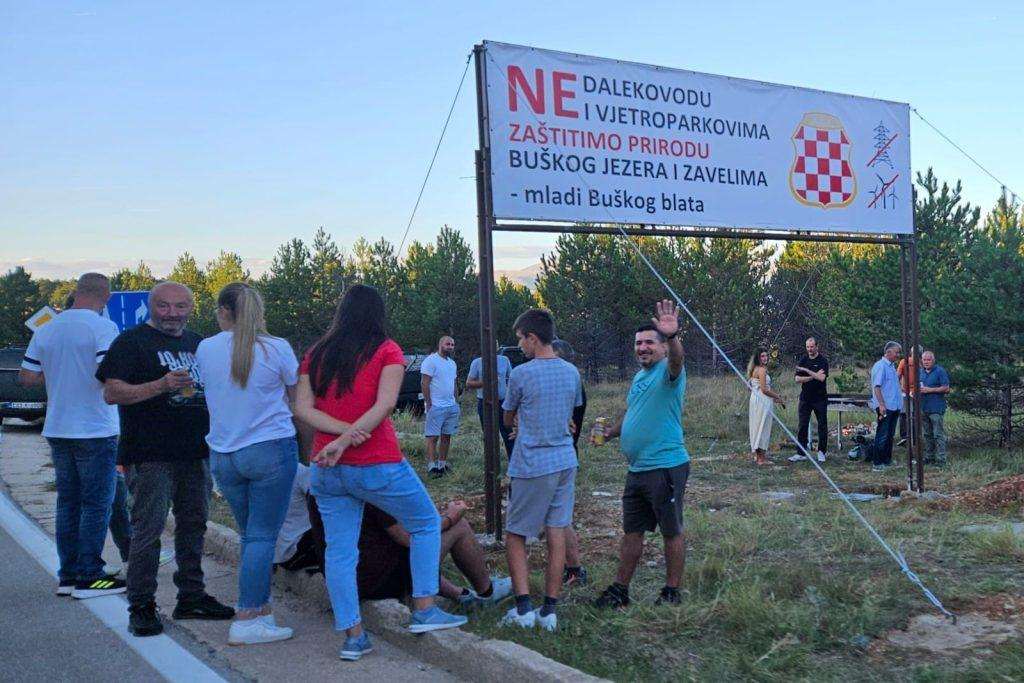 TRAŽE PODRŠKU ISELJENIH HRVATA: Ljepotu buškoblatskog i zavelimskog kraja uništavaju projekti izgradnje vjetroelektrana, solara i dalekovoda! Postavljen transparent “Ne dalekovodu i vjetroparkovima. Zaštitimo prirodu Buškog jezera i Zavelima” / Foto: Fenix (Mladi BB i Rašeljaka)
