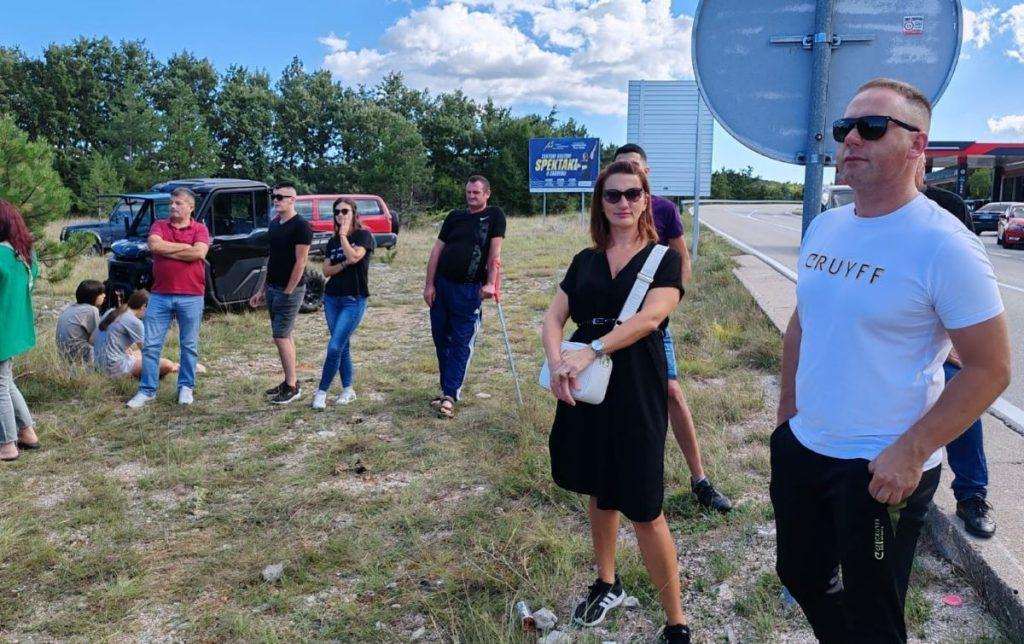 TRAŽE PODRŠKU ISELJENIH HRVATA: Ljepotu buškoblatskog i zavelimskog kraja uništavaju projekti izgradnje vjetroelektrana, solara i dalekovoda! Postavljen transparent “Ne dalekovodu i vjetroparkovima. Zaštitimo prirodu Buškog jezera i Zavelima” / Foto: Fenix (Mladi BB i Rašeljaka)