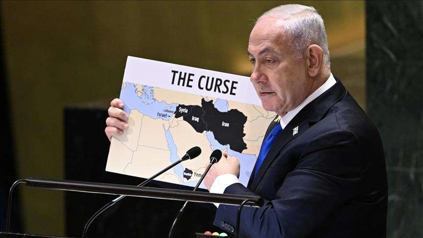 NETANYAHU PRED GENERALNOM SKUPŠTINOM UN-A: "Moja zemlja je u ratu, bori se za svoj život" – dok je govorio, mnoga izaslanstva zemalja su napustila dvoranu Benjamin Netanyahu pokazuje kartu, kako je rekao, "zemalja zla" koje su obojene u crno / Foto: Anadolu