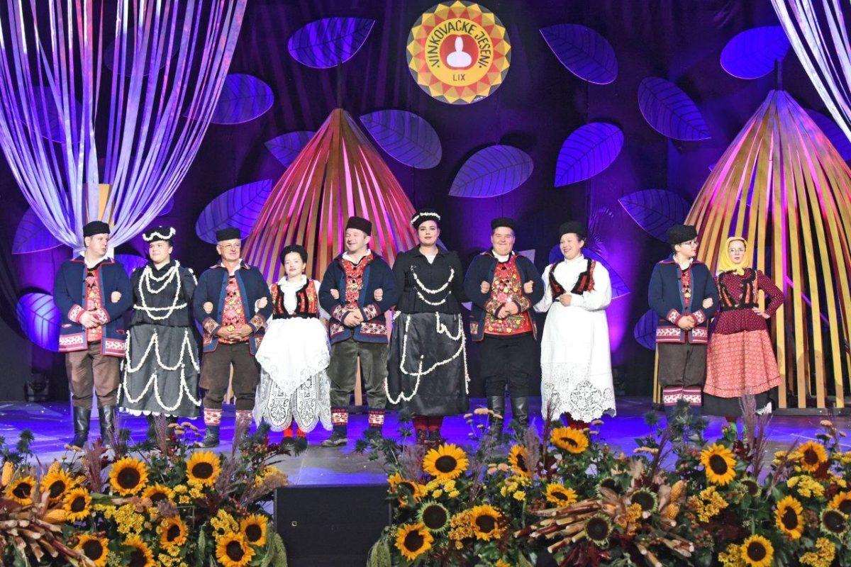 OTVORENE 59. VINKOVAČKE JESENI: Programom "Ruke šokačkih uspomena" svečano otvorena najveća manifestacija tradicijske kulture Svečanost otvorenja 59. Vinkovačkih jeseni / Foto: Hina