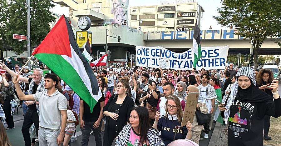 STOTINE LJUDI U BERLINU NA SKUPU PODRŠKE PALESTINI "Njemačka financira, Netanyahu počini masakr" Prosvjedi u Berlinu / Foto: Anadolu