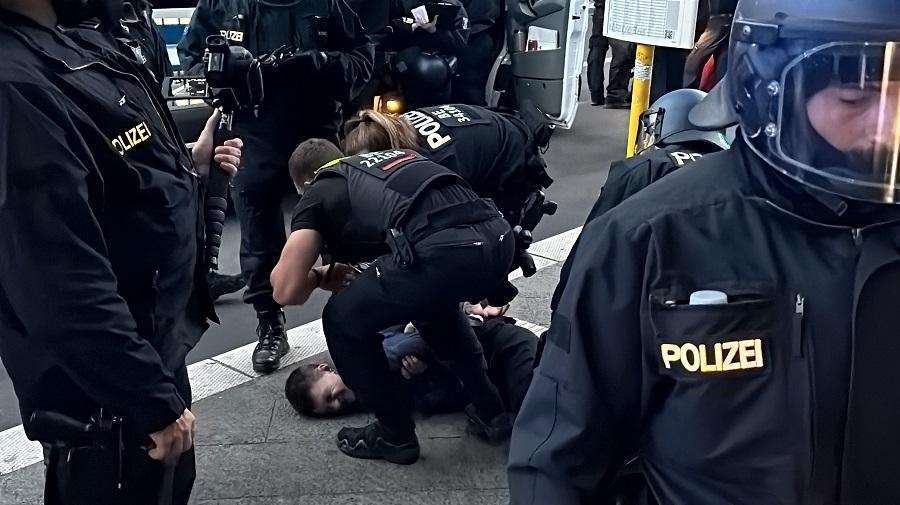 STOTINE LJUDI U BERLINU NA SKUPU PODRŠKE PALESTINI "Njemačka financira, Netanyahu počini masakr" Prosvjedi u Berlinu / Foto: Anadolu