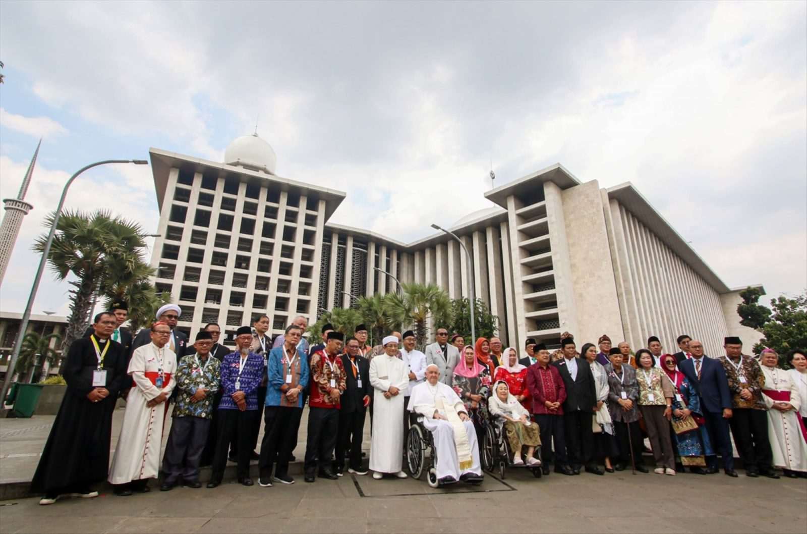 NEVJEROJATNE SCENE IZ JAKARTE: Papa Franjo je prilikom posjeta džamiji u Jakarti poljubio ruku imamu, on je njega poljubio u čelo Papa Franjo i glavni imam džamije Nasaruddin Omer sa suradnicima i vjernicima ispred džamije u Jakarti / Foto: Anadolu