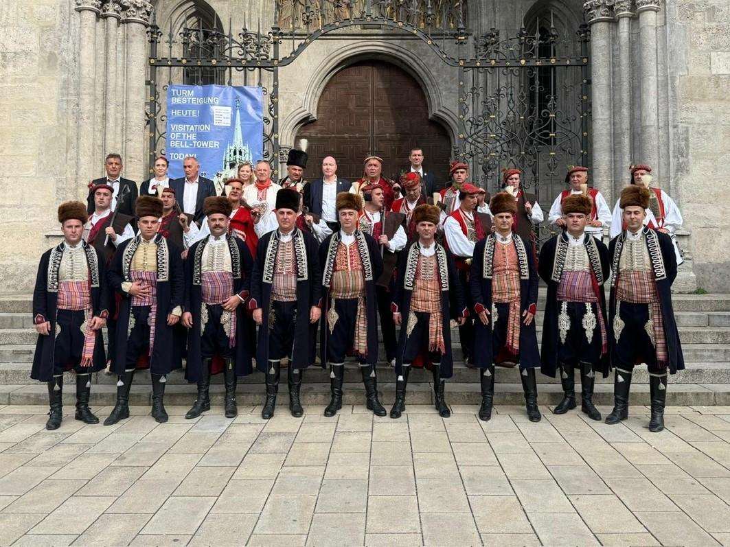 Sinjski alkari sa domaćinima nakon otvorenja Oktoberfesta / Foto: Fenix (SIM)
