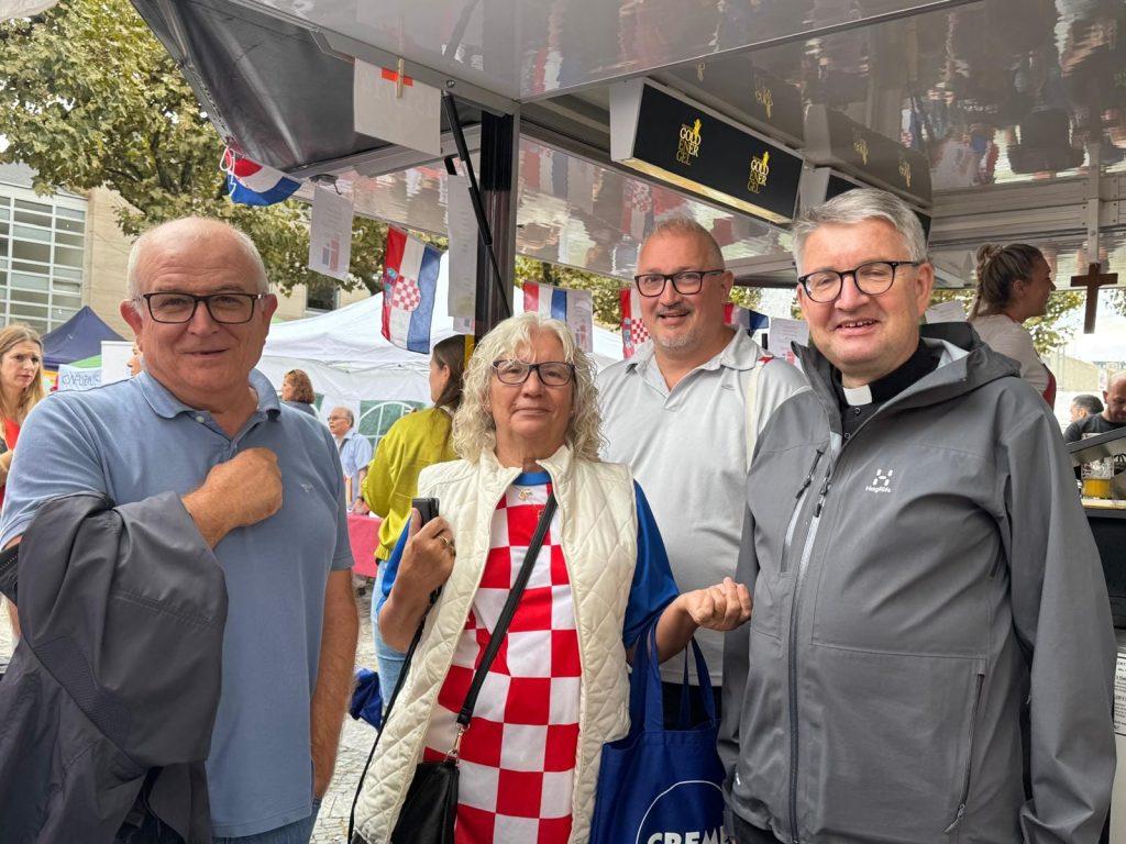 UNATOČ KIŠNOM DANU U MAINZU: Hrvati se predstavili na 49. Međunarodnom festivalu kultura, i ove godine im došao gradonačelnik UNATOČ KIŠNOM DANU U MAINZU: Hrvati se predstavili na 49. Međunarodnom festivalu kultura, i ove godine im došao gradonačelnik