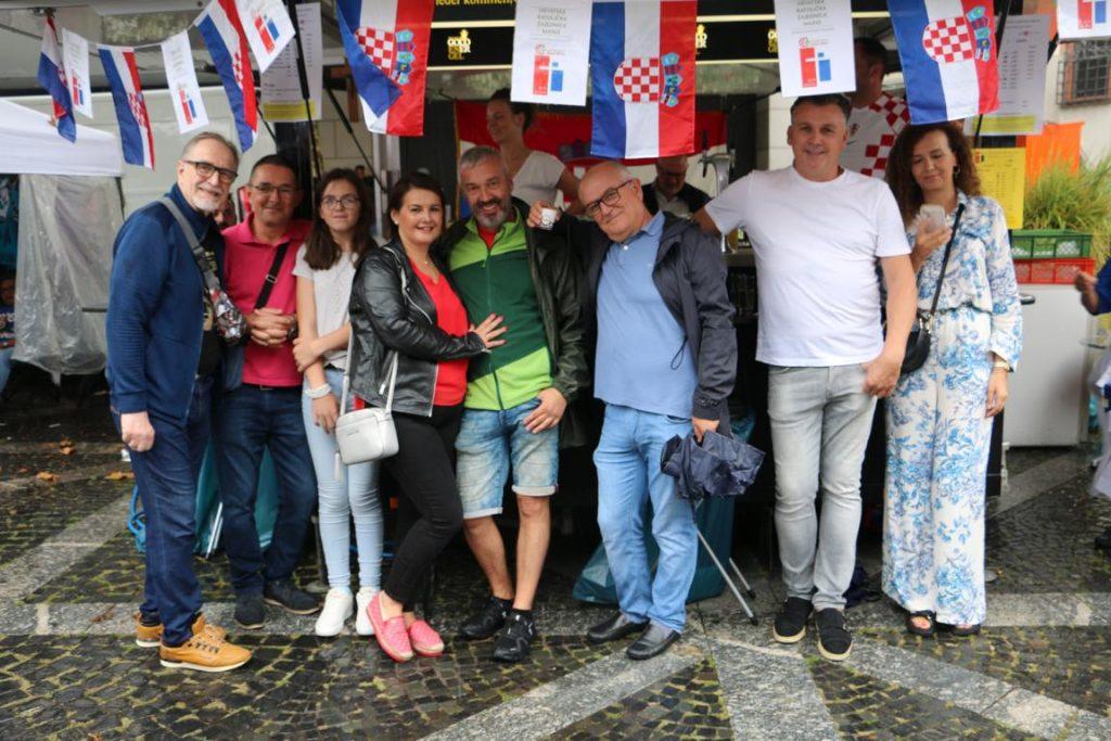 UNATOČ KIŠNOM DANU U MAINZU: Hrvati se predstavili na 49. Međunarodnom festivalu kultura, i ove godine im došao gradonačelnik Foto: Fenix (ID)