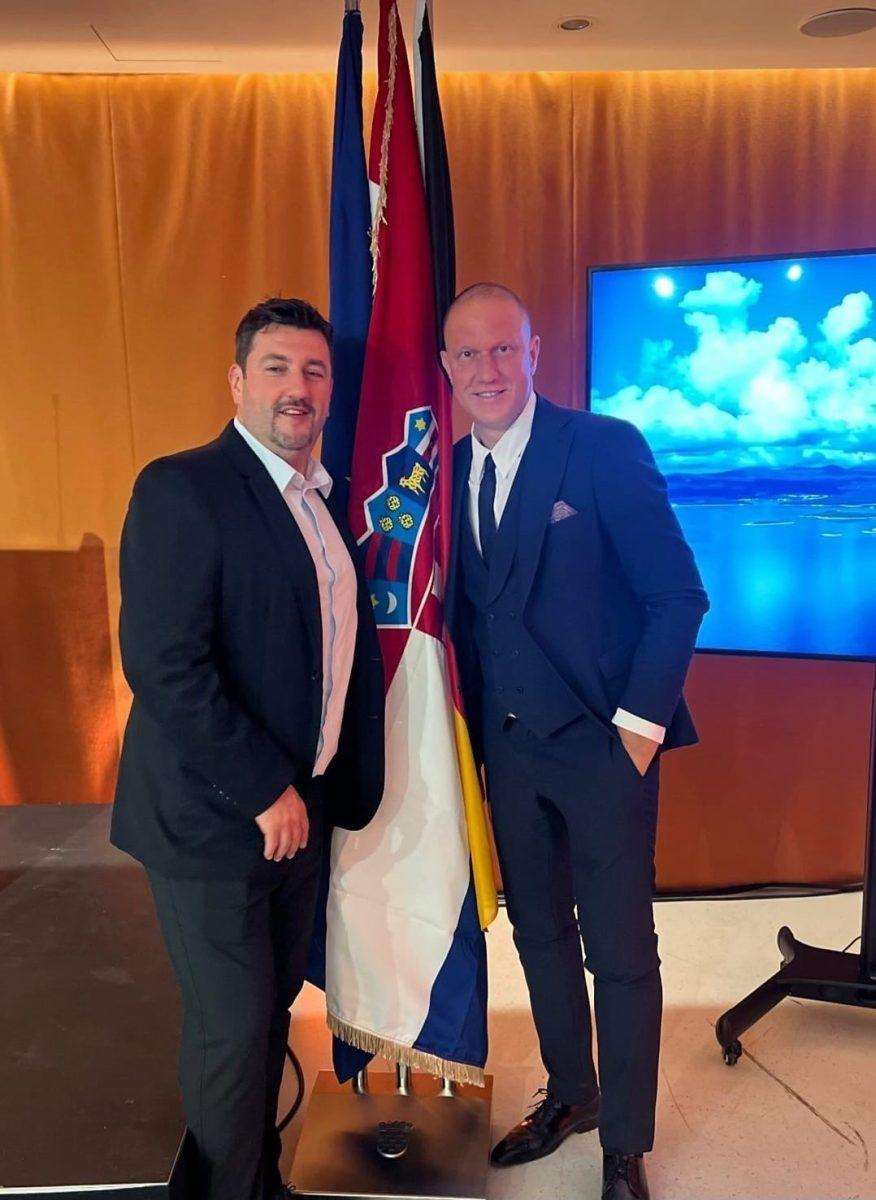 SVEČANO U HAMBURGU: Proslavljeno 30 godina rada Generalnog konzulata RH u Hamburgu i 15 godina članstva Republike Hrvatske u NATO savezu Predsjednik HKZ Croatie Hamburg Ivica Madunić i proslavljeni hrvatski nogometaš Ivan Klasnić / Foto: Fenix (K. Grubešić)