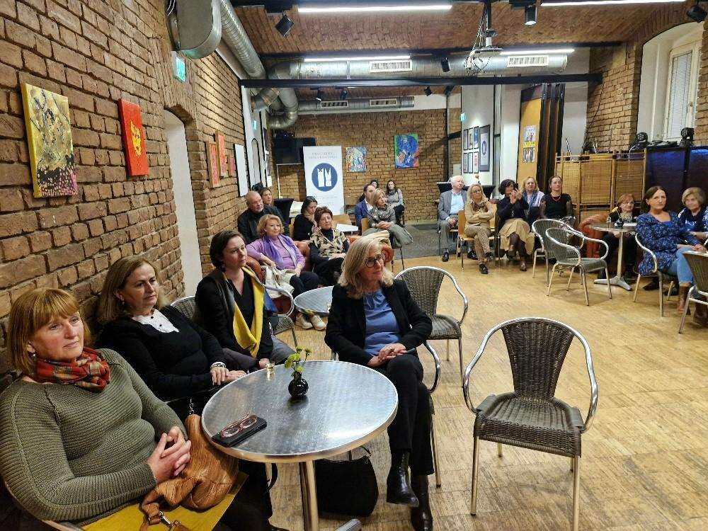 PROMOCIJA ZBIRKE PJESAMA: Sjetnim pjesmama o ljubavi, tuđini i Slavoniji Maja Epp raznježila bečku publiku Publika