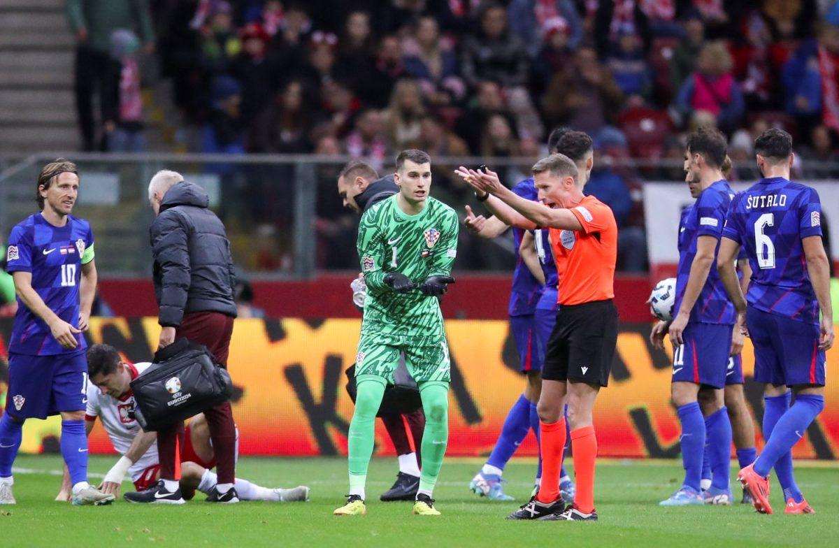 LUDA UTAKMICA U VARŠAVI: Hrvatska s 10 igrača osvojila bod, Livakoviću sporni crveni karton Dominik Livaković i sudac Alejandro Henandez iz Španjolske / Foto: Hina