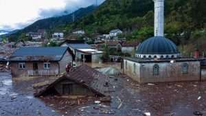 HEROJSTVO U NOĆI KATASTROFALNE POPLAVE: Donjojablanički imam Semir Jahić i supruga mu Amra spasili sedmero ljudi Katastrofalna poplava u Donjoj Jablanici / Foto: Anadolu
