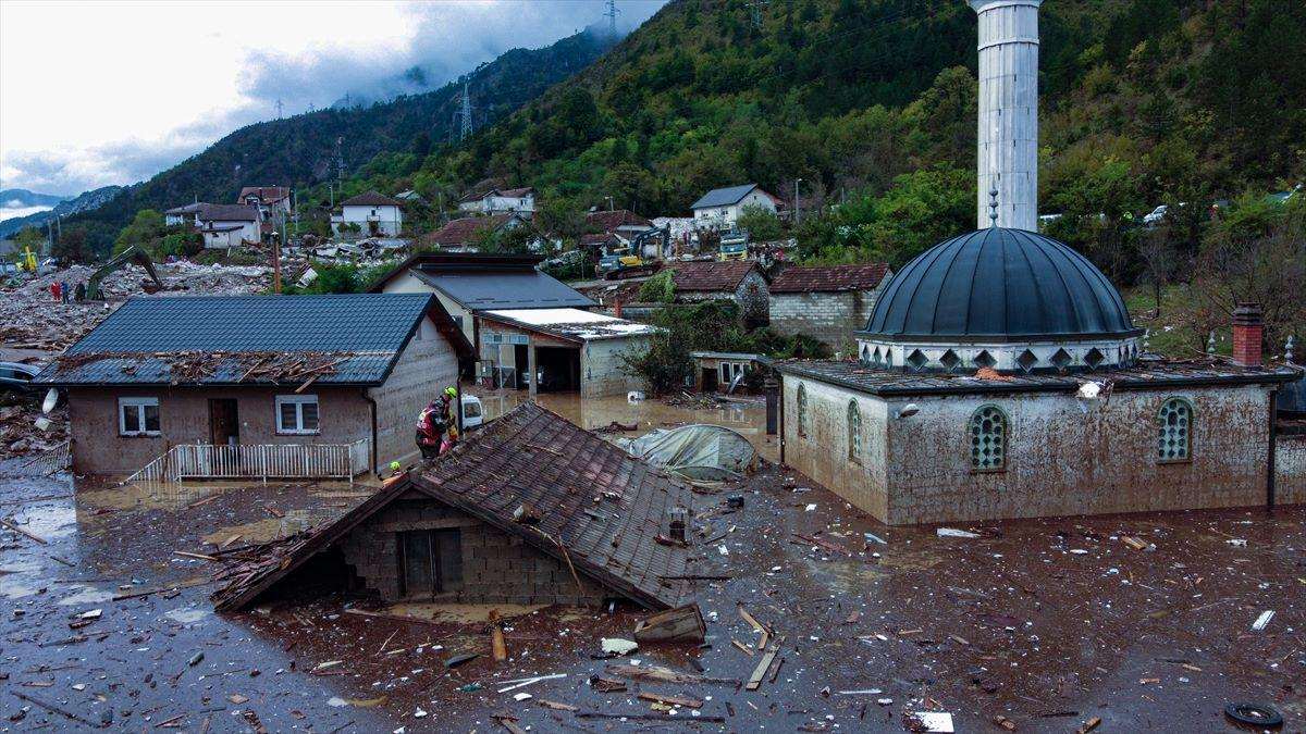 HEROJSTVO U NOĆI KATASTROFALNE POPLAVE: Donjojablanički imam Semir Jahić i supruga mu Amra spasili sedmero ljudi Katastrofalna poplava u Donjoj Jablanici / Foto: Anadolu
