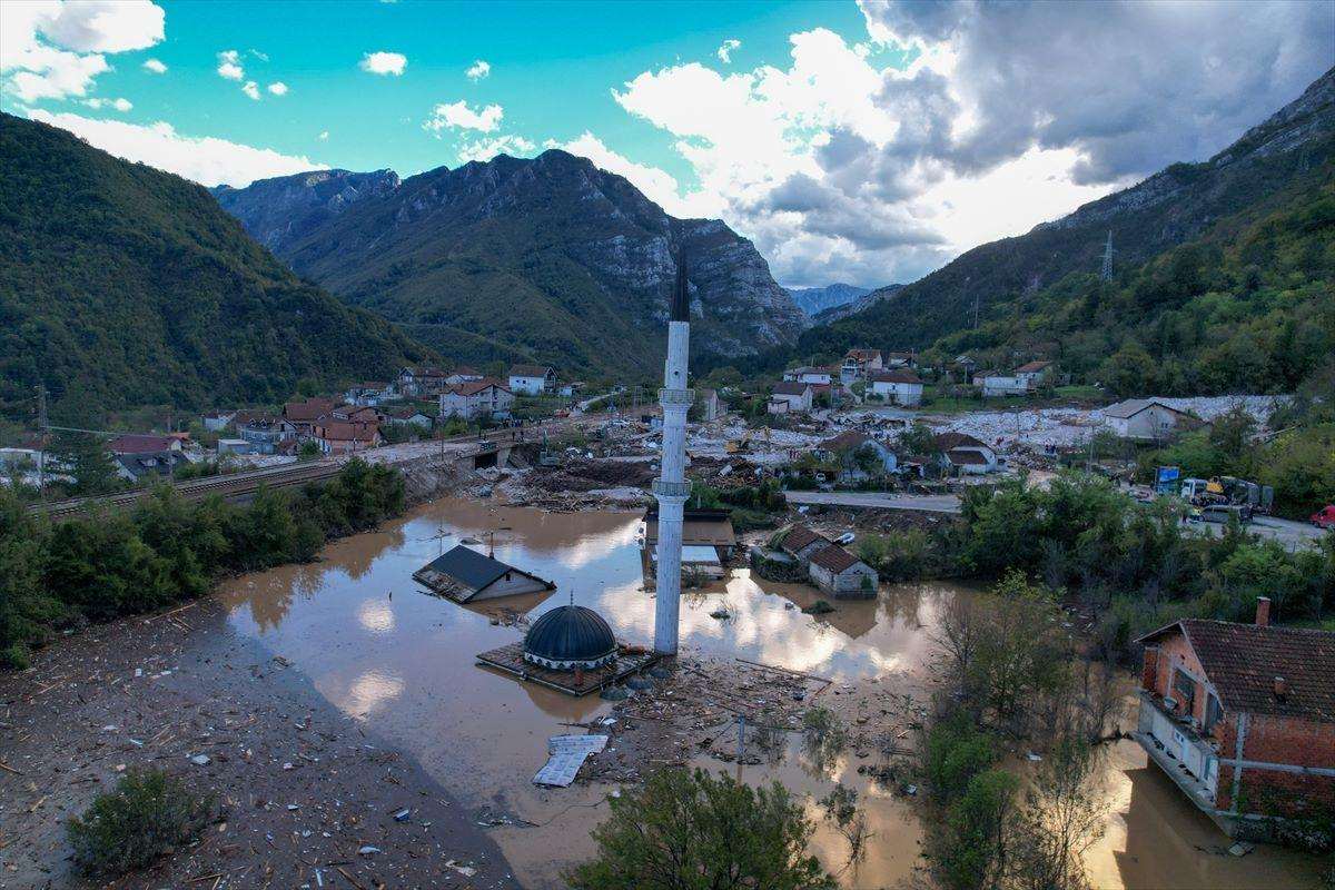 HEROJSTVO U NOĆI KATASTROFALNE POPLAVE: Donjojablanički imam Semir Jahić i supruga mu Amra spasili sedmero ljudi Katastrofalna poplava u Donjoj Jablanici / Foto: Anadolu